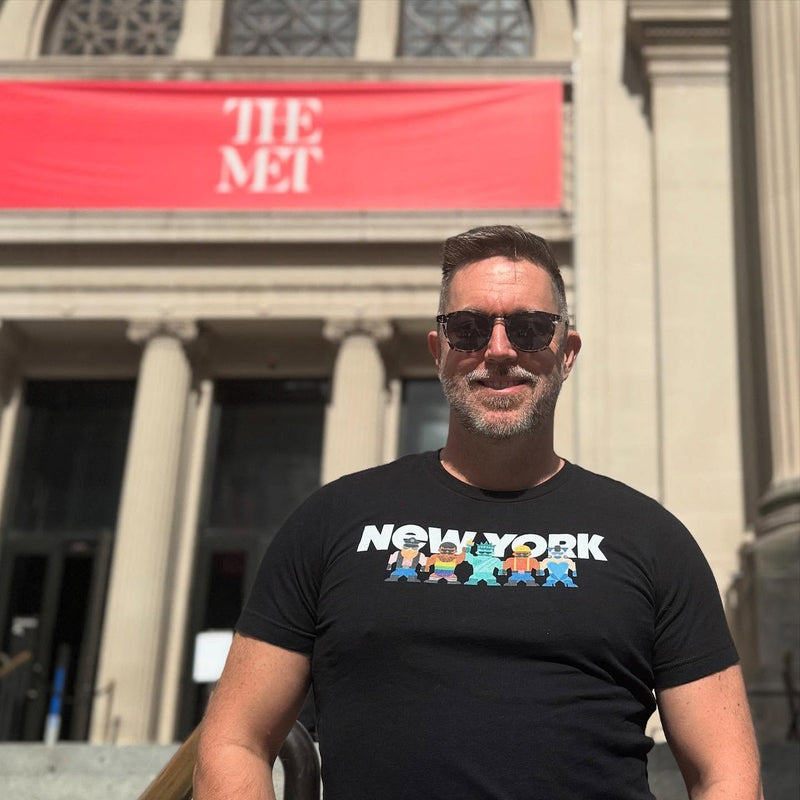 A man in the New York Mates tee outside the Met